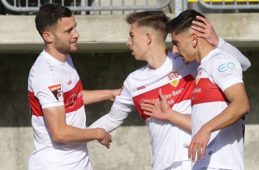 Der Neuzugang des VfB Stuttgart trifft beim 6:1 in Nöttingen auf Anhieb: Malik Batmaz (re.) nimmt die Glückwünsche von Kapitän Lukas Kiefer (li.) und Marco Pasalic entgegen. Foto: Baumann