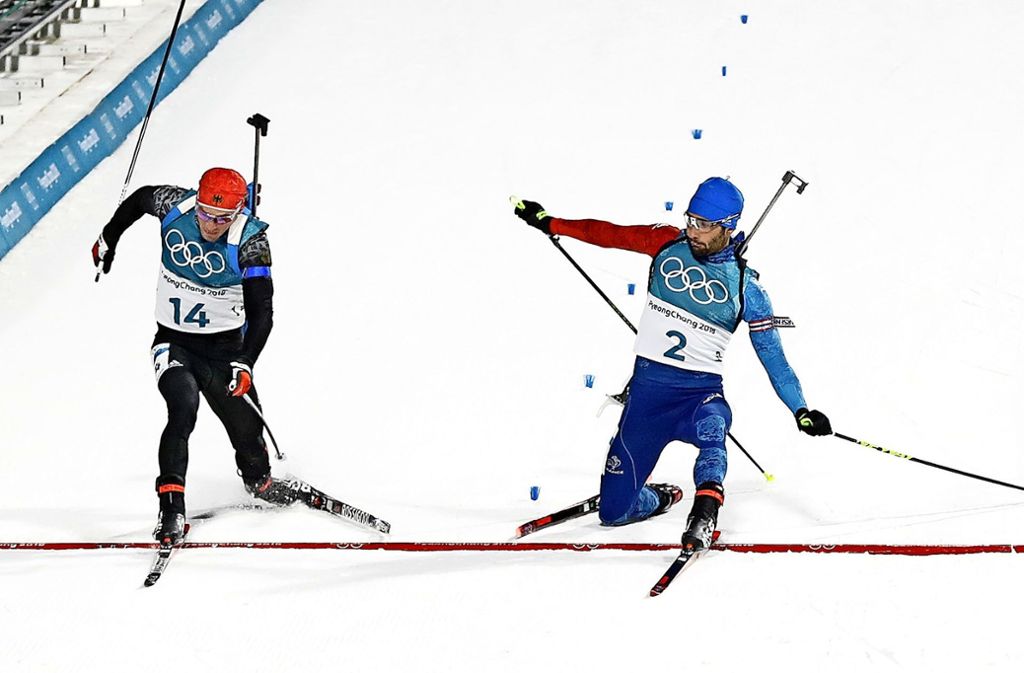 Da schaut auch  Sieger Martin Fourcade  (rechts) ganz genau hin: Simon Schempp fehlen nur wenige Zentimeter zur Goldmedaille Foto: AP