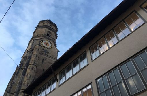 Seit Dienstag steht die Turmuhr der Stiftskirche auf kurz vor fünf Uhr. Foto: Siri Warrlich