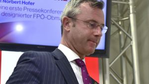 Der designierte FPÖ-Parteichef Norbert Hofer drohte auf einer Pressekonferenz mit dem Rücktritt aller Minister. Foto: dpa