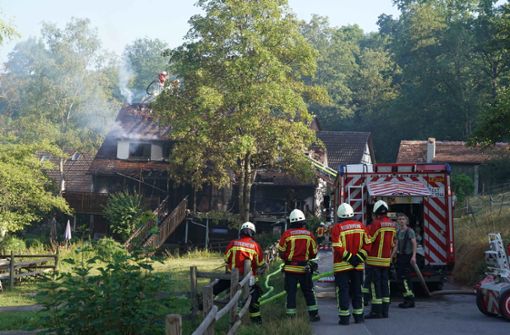 Teile der Eselsmühle sind Opfer der Flammen geworden. Doch andere Gebäude sind noch intakt. Foto: Andreas Rosar Fotoagentur-Stuttg