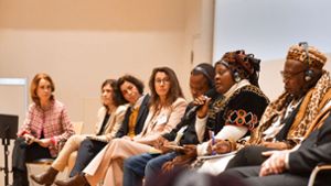 Treffen mit der Delegation aus Kamerun;  links Kunstministerin Petra Olschowski, Zweite von rechts:  Rekia Nfunfu Ngeh. Foto: Lichtgut/Max Kovalenko