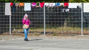 Ein Mädchen steht vor einer Flüchtlingsunterkunft in Bayern. Foto: dpa