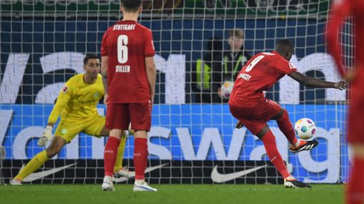Stuttgarts Serhou Guirassy trifft gegen Wolfsburgs Torwart Koen Casteels vom Elfmeterpunkt. Foto: Swen Pförtner/dpa