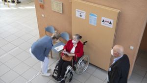 Rund 1000 Senioren sind kürzlich in Dettingen geimpft worden. Der Landrat sieht das kritisch. Foto: Rudel/Rudel