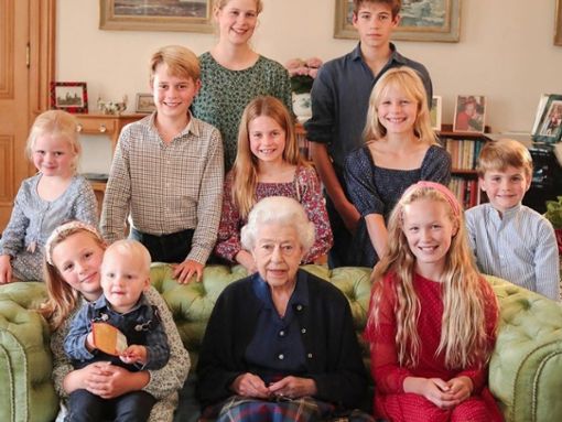 War hier Photoshop im Spiel? Umgeben von ihren Enkeln und Urenkeln: Queen Elizabeth II. im Sommer 2022 auf Schloss Balmoral. Foto: Instagram princeandprincessofwales/The Princess