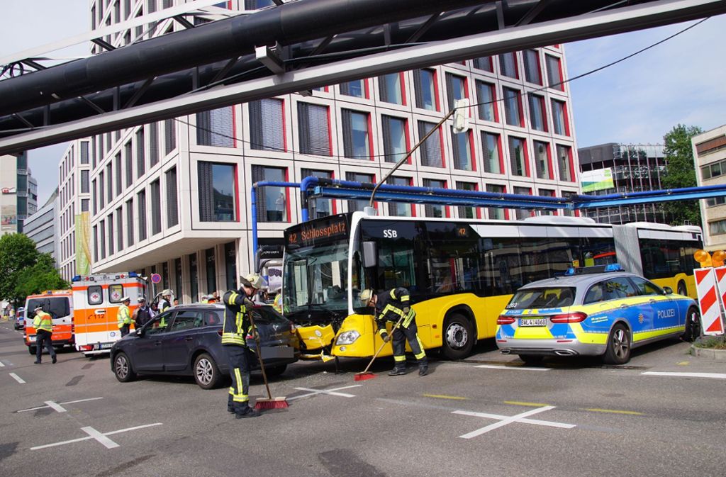 Auf der Kreuzung Heilbronner Straße und Kriegsbergstraße ist es am Dienstagmorgen zu einem Unfall mit einem Bus der Linie 42 gekommen.