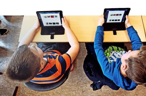 Die Digitalisierung der Schulen ist in vollem Gange. Die Beschaffung von mobilen Geräten für Schüler und für Lehrer macht gute Fortschritte. Foto: dpa/Julian Stratenschulte