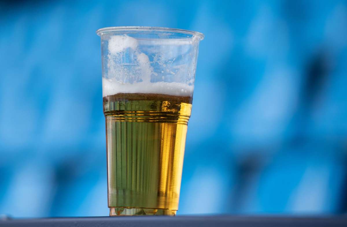 Bier oder kein Bier im Stadion? Das ist hier die Frage. Foto: dpa/Bernd Thissen