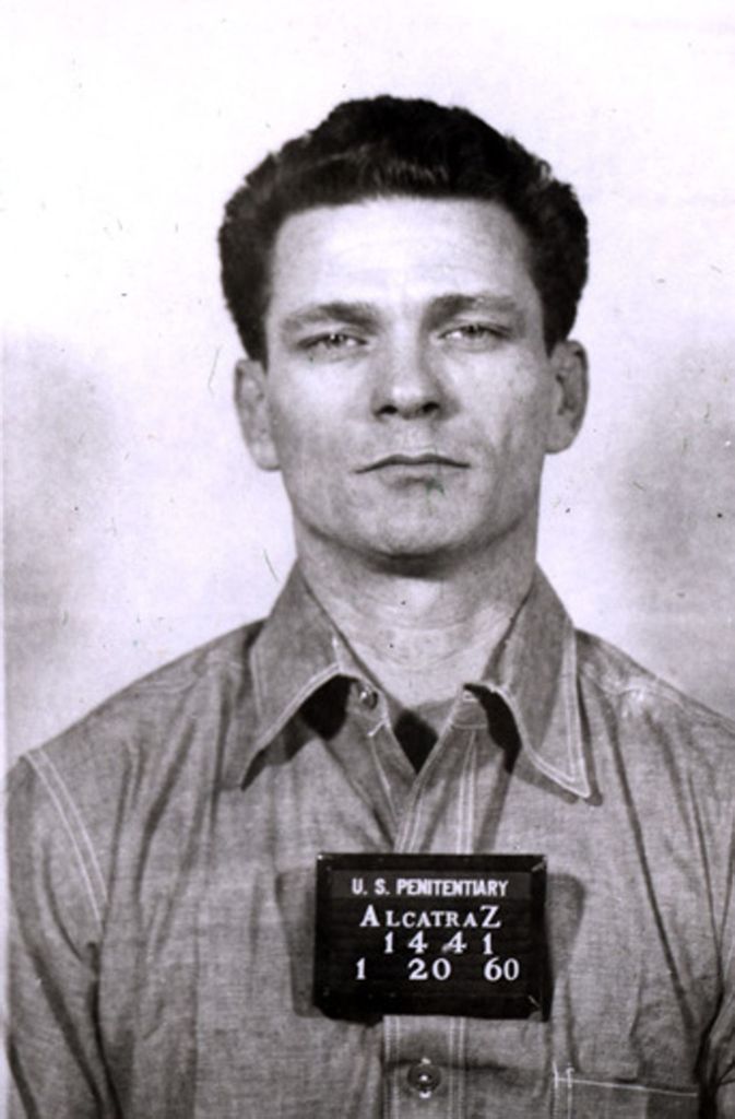1962: Alcatraz in der Bucht San Franciscos galt als sicherster Knast der USA. 1962 gelang Frank Morris (Foto) zusammen mit den Brüdern John und Clarence Aglin die Flucht durch einen Lüftungsschacht. Über Monate hatten sie sich mit Löffeln einen Weg durch die dicken Betonwände gegraben. Die Flüchtigen wurden nie gefasst. Aufgrund zu hoher Betriebskosten wurde das Gefängnis 1963 aufgegeben.