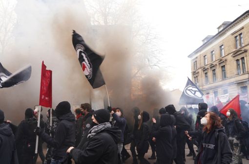 Teilnehmer einer Demonstration ziehen im Rauch von Pyrotechnik durch die Innenstadt. (Archivbild) Foto: dpa/Andreas Rosar
