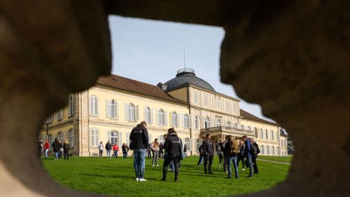 Studenten auf dem Campus der Universität Hohenheim vor dem Schloss Foto: Lichtgut/Max Kovalenko