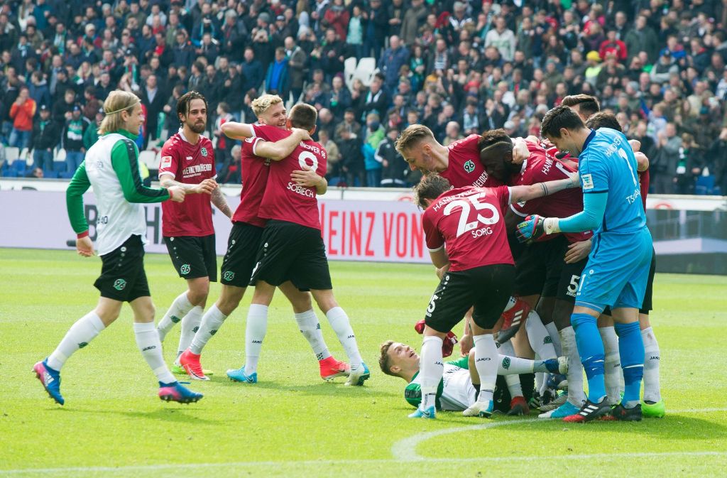 Hannovers Spieler freuen sich nach dem Spiel über den 1:0 Sieg. Foto: dpa