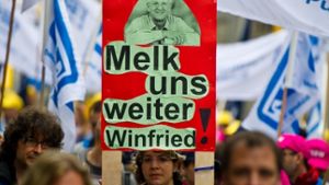 Beamte demonstrieren in Stuttgart gegen den Sparkurs des Landes und Ministerpräsident Winfried Kretschmann Foto: dpa