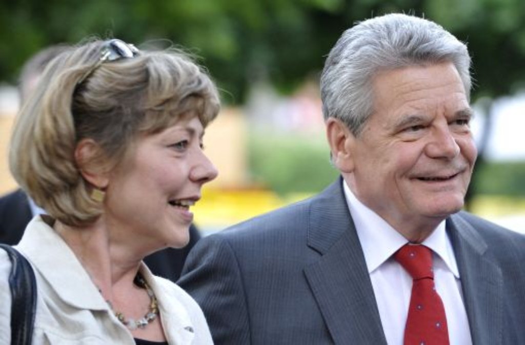 Der Präsidentschaftskandidat Joachim Gauck und seine Lebensgefährtin, die Journalistin Daniela Schadt. Foto: dapd