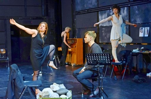 Katharina Knab als Antigone, Paul Grill als Kreon: „Antigone“ im Kammertheater  Stuttgart Foto: Fantitsch