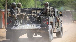 Ein Fahrzeug der kenianischen Armee vor der Universiät von Garissa. Foto: dpa