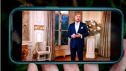 Manchen Untertanen ist ihr Monarch zu teuer:  Willem-Alexander,  König der Niederlande, bei seiner Weihnachtsansprache im Fernsehen Foto: imago//Remko de Waal