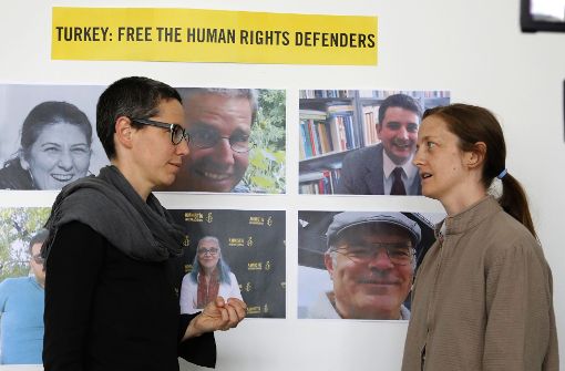 Magdalena Freudenschuss (l.), die Lebensgefährtin des deutschen Menschenrechtsaktivisten Peter Steudtner, und Laressa Dickey, die Ehefrau des schwedischen Menschenrechtsaktivisten Ali Gharavi Foto: AP