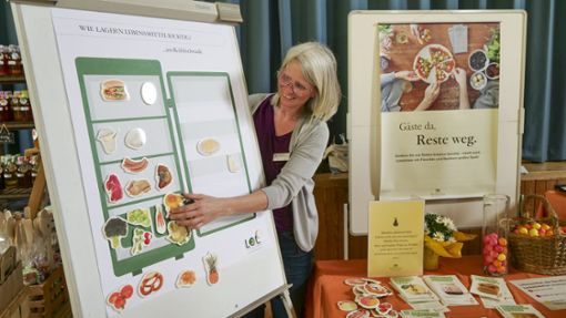 Ellen Riexinger vom Forum Ernährung und Hauswirtschaft am Landratsamt des Enzkreises erklärt auf dem Bauernmarkt die richtige Lagerung von Lebensmitteln. Foto: Simon Granville