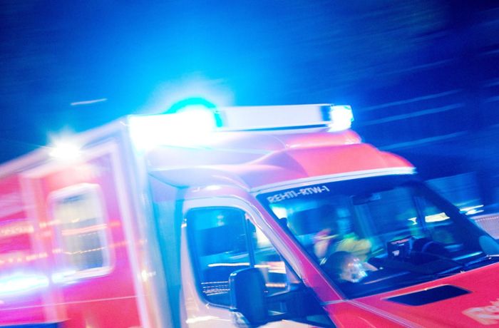 Schwerer Unfall in Leonberg: Zwei Senioren am Kreisverkehr angefahren