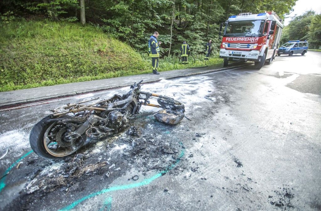 Nach dem tödlichen Unfall in Oberberken ist das Motorrad völlig ausgebrannt. Foto: 7aktuell.de/Simon Adomat