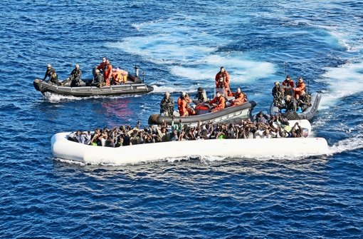Bundeswehrsoldaten retten am 25. Dezember Flüchtlinge vor Libyen. Foto:  