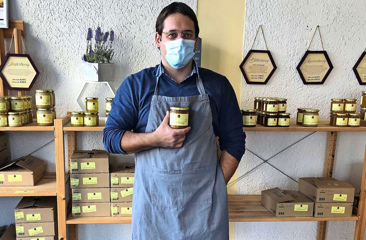 Tobias Pabels Bienen stehen in Plieningen und Möhringen – und ihr Honig in seinem Laden an der Scharnhauser Straße. Foto: / Fritzsche