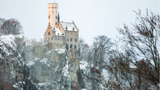 Malerische Kulisse: Schnee liegt rund um das Schloss Lichtenstein auf der Schwäbischen Alb. Die neue Woche beginnt vor allem im Bergland mit Schneefall. Foto: dpa/Thomas Warnack