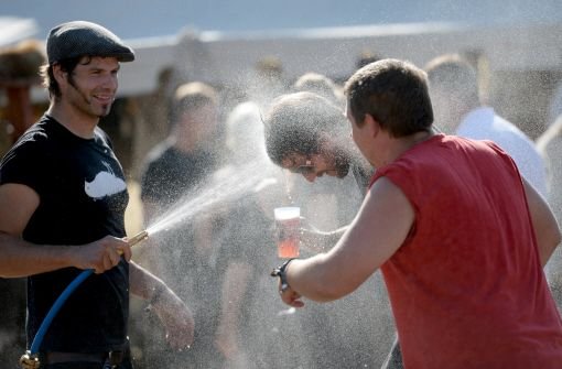 Bier, Zelte und Musik: In Wacken sind die Headbanger eingetroffen. Foto: dpa