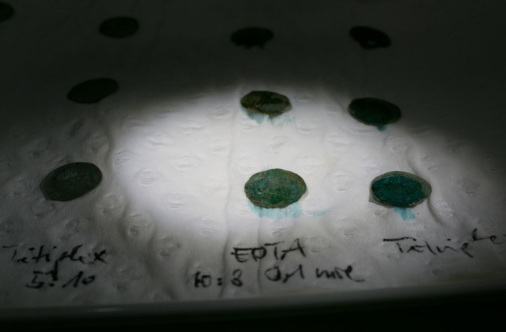 Den Münzen wurde auch Kupfer beigemengt. Daher tragen sie ein Patina aus Grünspan.