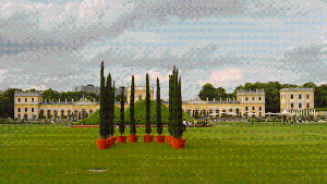 Auch die Zypressen vor der Orangerie in der Karlsaue sind Kunst: Jeden Tag stehen sie in einer anderen militärischen Formation aufgebaut.  Foto: Erne