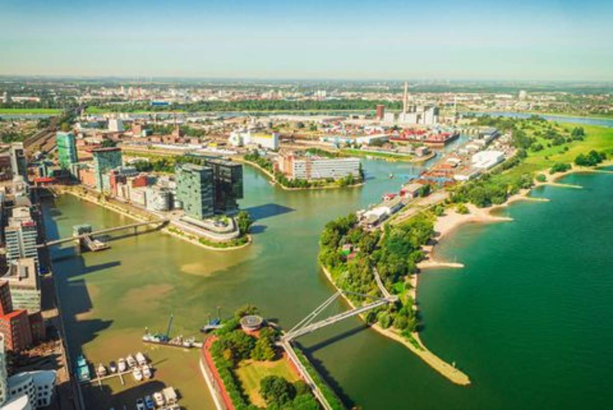 Düsseldorf aus der Vogelperspektive - die Lage am Wasser wird in der Rheinmetropole bestens genutzt.