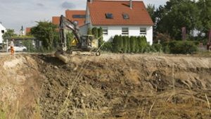 Der Bagger beseitigt im Baugebiet Ziegelei zurzeit Altlasten wie Schlacken und Tonziegelreste. Foto: Horst Rudel
