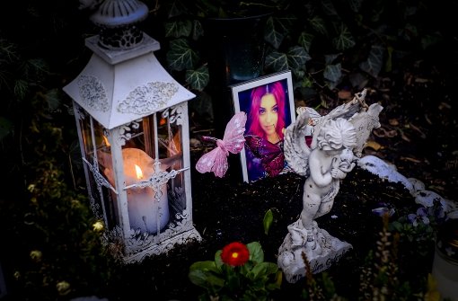 Gedenken an Lena W. auf dem Stuttgarter Pragfriedhof – warum musste die 21-Jährige sterben? Foto: Lichtgut/Max Kovalenko