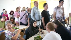 Ehrenamtliche des  Freundeskreises Asyl Ostfildern kümmert sich um Flüchtlinge. Foto: Horst Rudel