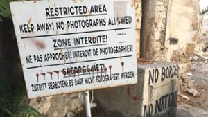 Schild an der Demarkationslinie zwischen dem türkischen, international nicht anerkannten  Nord- und dem griechischen geprägten EU-Mitglied Zypern. Die Pufferzone wird von UN-Friedenstruppen überwacht. Foto: dpa/Can Merey