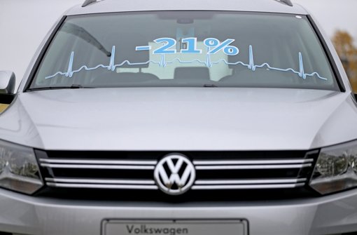 Teils gibt es kräftige Preisnachlässe – ein neuer VW Tiguan wurde in einem Autohaus in Leipzig jüngst mit diesem Rabatt angeboten Foto: dpa-Zentralbild