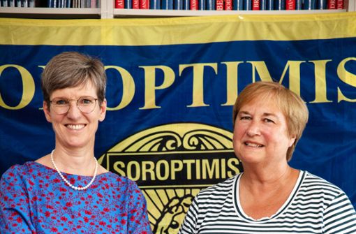 Esther Biedenkopf und Birgit Borowski leiten den älteren Stuttgarter Frauen-Club, der sich gegen Benachteiligung wendet. Foto:  