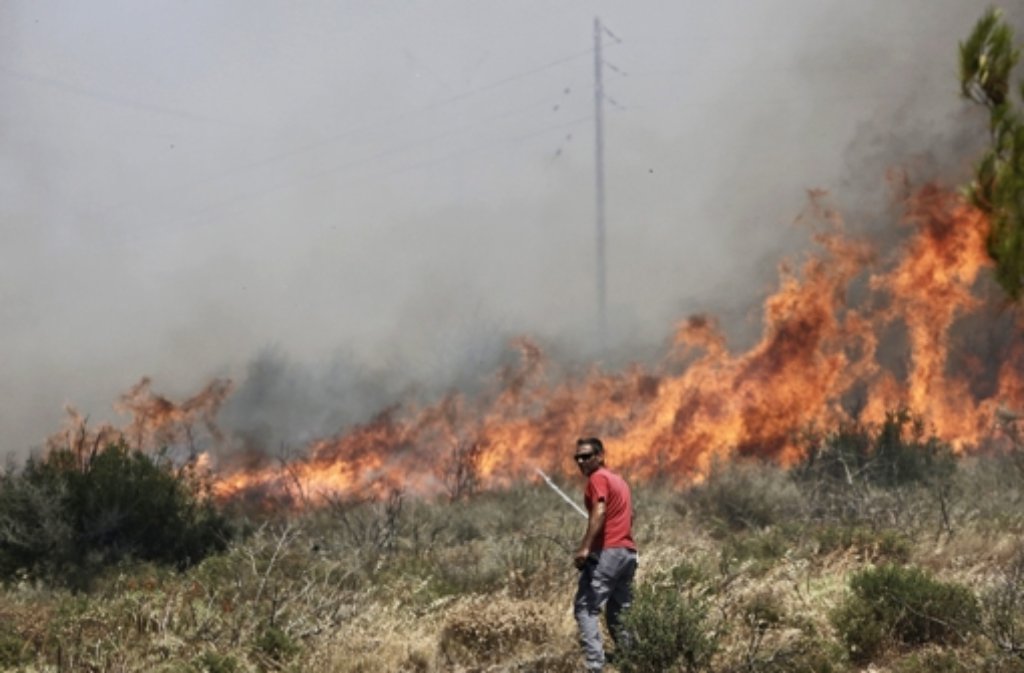 Die Griechen kämpfen gegen Waldbrände.
