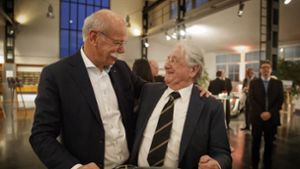 Daimler-Chef Dieter Zetsche (links) gratuliert Hans Herrmann zum 90. Geburtstag. Foto: Gottfried Stoppel