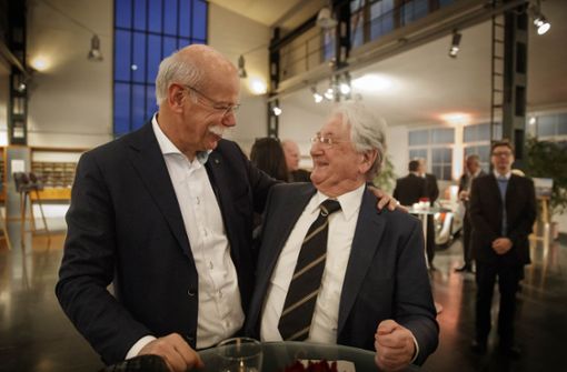Daimler-Chef Dieter Zetsche (links) gratuliert Hans Herrmann zum 90. Geburtstag. Foto: Gottfried Stoppel