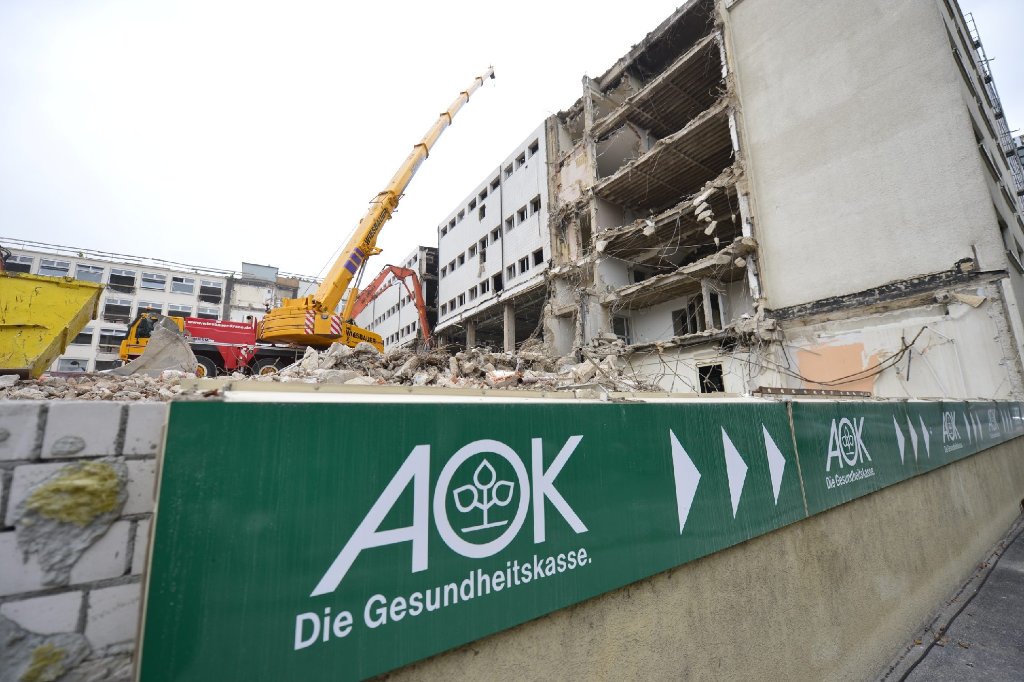 Am Berliner Platz in Stuttgart beißen die Bagger zu - das alte AOK-Gebäude wird für die Rosenberghöfe abgerissen.