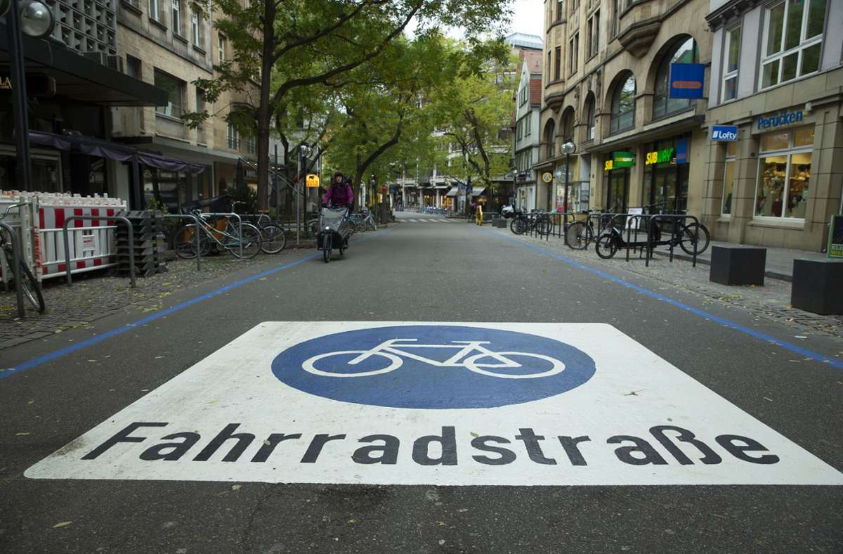 Die Grünen haben  die Mehrheit im Bezirksbeirat Mitte  überzeugt, dass eine Einbahnregelung an der Eberhardstraße den Autoverkehr reduzieren könnte . Foto: /Lichtgut/Leif Piechowski