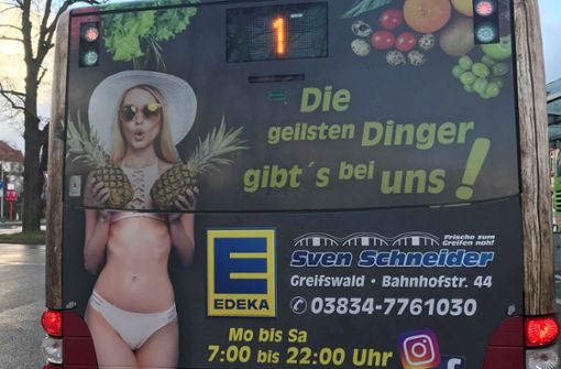 Diese Busrückseite wurde mittlerweile übermalt. Der Grund: Etliche Bürger empörten sich über das Werbeplakat. Foto: Frauenbeirat Greifswald
