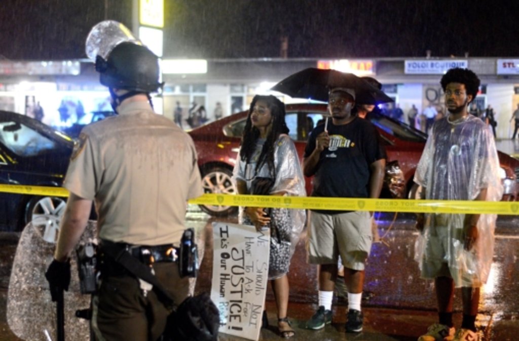 Nach gewalttätigen Protesten in der US-Stadt Ferguson ist eine Ausgangssperre verhängt worden.