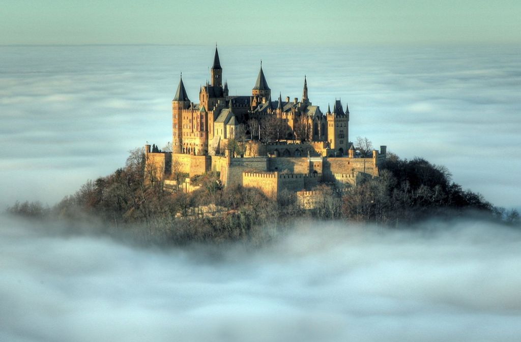 Die Burg Hohenzollern bei Hechingen (Baden-Württemberg) inmitten einer Inversionswetterlage im dichten Wolkenmeer.