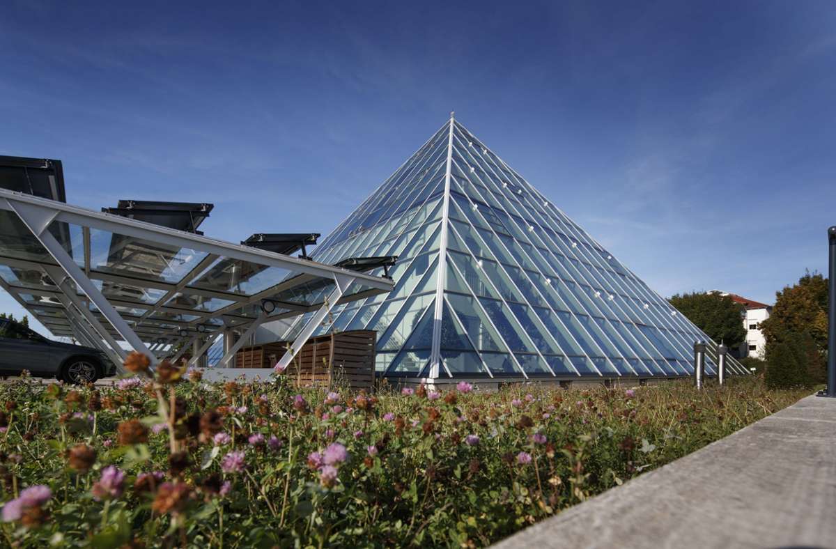 Das Pyramidenhaus in Bönnigheim besteht zum einen aus einem Wohnhaus in Würfelform, zum anderen aus einer  Pyramide aus Glas.