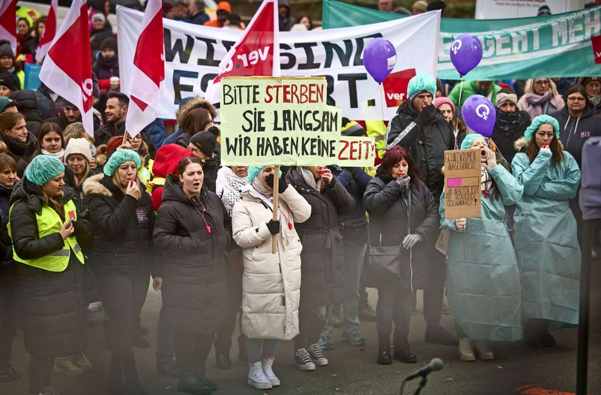 Von der Krankenpflegerin bis zum Klärwerksmitarbeiter: verschiedene Berufsgruppen des öffentlichen Dienstes haben  in Waiblingen demonstriert. Foto: Gottfried Stoppel