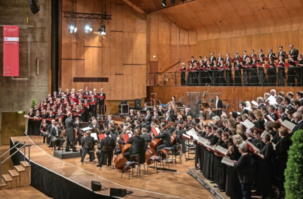 Jörg-Hannes Hahn dirigiert den Philharmonia-Chor, die Gächinger Kantorei und den Bachchor Stuttgart Foto: Holger Schneider